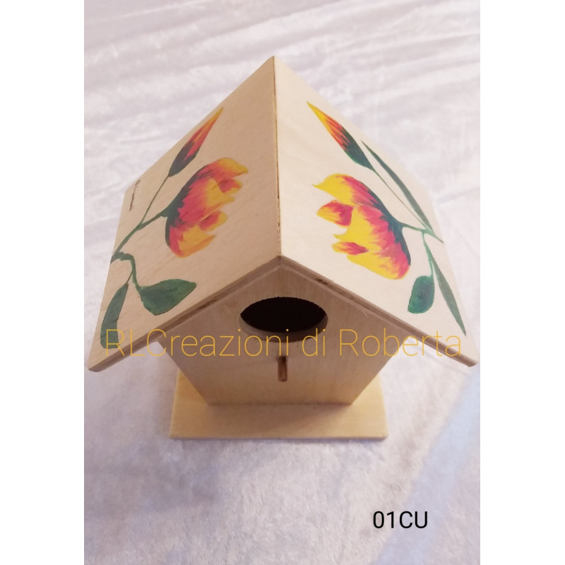 Casetta per uccellini in legno decorata a mano con motivi tulipano. Prodotti artigianali fatti a mano in Ticino